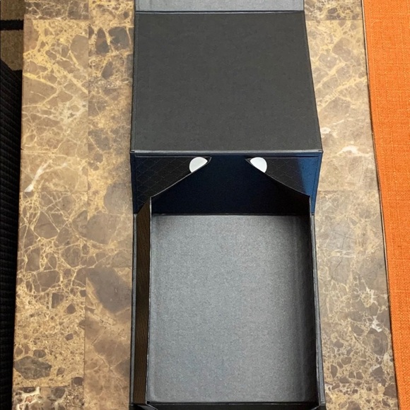 Gucci Gift Box with Ribbon Tie - Picture 3 of 5